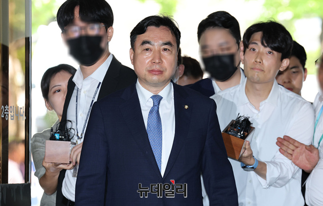 ▲ 더불어민주당 전당대회 돈봉투 살포 의혹을 받고 있는 무소속 윤관석 의원이 8월4일 오전 서울 서초구 서울중앙지방법원에서 열린 영장실질심사에 출석하고 있다. ⓒ이종현 기자