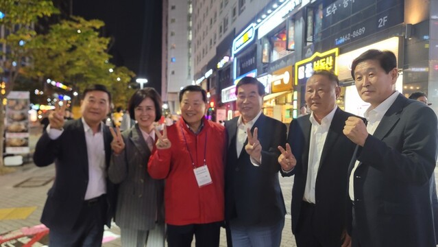 ▲ 허성우 전 윤석열 대통령실 국민제안비서관(제일 왼쪽)은 9일 서울 강서구청장 보궐선거 현장을 찾아 김태우 후보를 격려하는 등 선거 지원 활동을 전개했다.ⓒ허성우 전 국민제안비서관 사무실