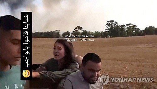 ▲ 팔레스타인 무장대원에게 납치되는 이스라엘 여성의 모습을 담은 소셜 미디어 영상. ⓒ연합뉴스