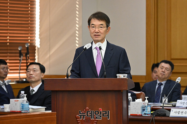 ▲ 안철상 대법원장 권한대행이 10일 오전 서울 서초구 대법원에서 진행된 국회 법제사법위원회 대법원 및 법원행정처 등 산하기관에 대한 국정감사에서 인사말을 하고있다. ⓒ서성진 기자(사진=공동취재단)
