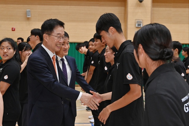 ▲ 임종식 경북교육감은 10일 경산고와 경북체육고를 찾아 제104회 전국체육대회 대비 훈련 및 안전 상황을 직접 확인하고 출전 학생선수를 격려했다.ⓒ경북교육청