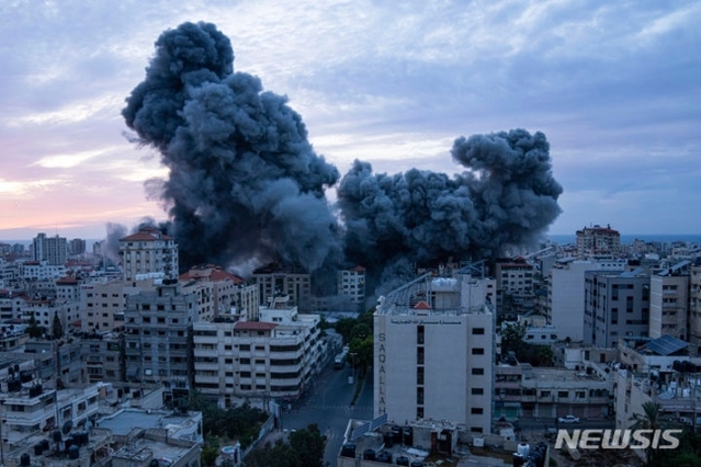 ▲ 이스라엘 정부가 8일(현지시간) 하마스를 상대로 전쟁을 공식 선포했다. 사진은 팔레스타인 가자지구에서 이스라엘의 보복 공습으로 7일 연기가 치솟는 모습. ⓒAP/뉴시스