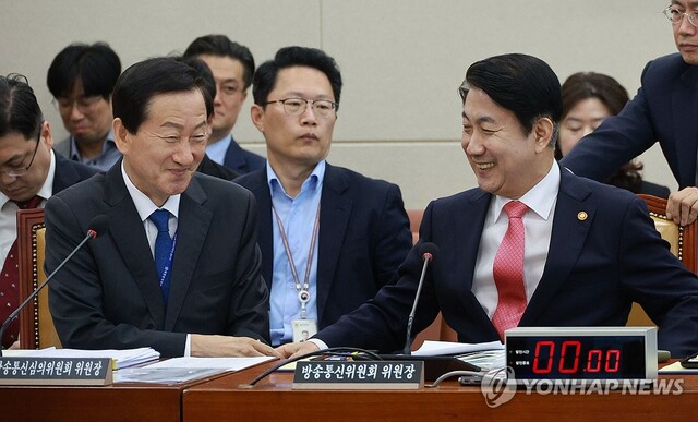 ▲ 이동관 방송통신위원회 위원장(오른쪽)과 류희림 방송통신심의위원장이 10일 국회에서 열린 과학기술정보방송통신위원회 국정감사에 참석해 서로 인사를 나누고 있다. ⓒ연합뉴스