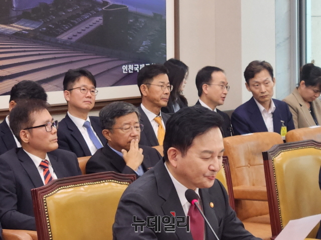 ▲ 원희룡 국토교통부 장관과 생각에 잠긴 임병용 부회장. 사진=박정환 기자
