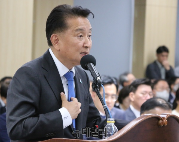 ▲ 김영환 충북도지사가 10일 정부세종청사에서 열린 국회 행정안전위원회 행정안전부 국정감사에 의원들의 질문에 답변을 하고 있다.ⓒ이길표 기자