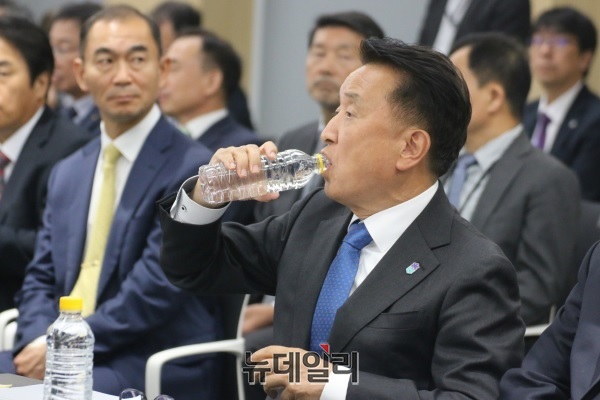 ▲ 김용환 충북지가 10일 행안위 국정감사에서 물을 마시고 있다.ⓒ이길표 기자