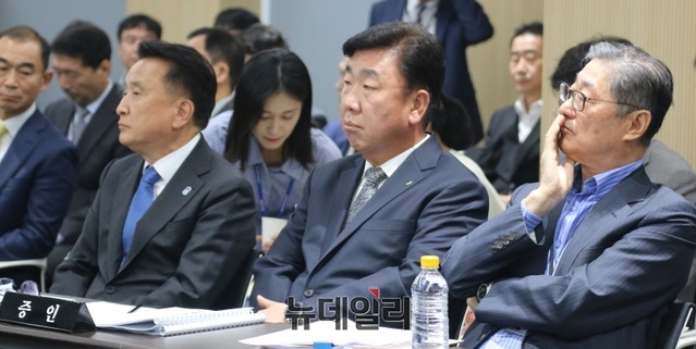 ▲ 충북 청주 오송 지하차도 참사와 관련해 김영환 충북도지사와 이범석 청주시장이 10일 행안위 국정감사에서 증인으로 출석해 기다리고 있다.ⓒ이길표 기자