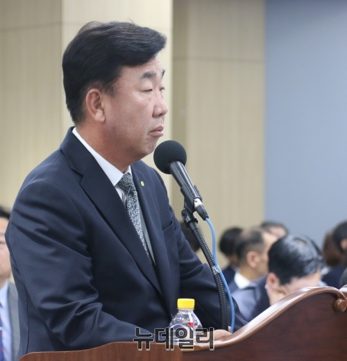 ▲ 이범석 청주시장이 10일 정부세종청사에서 열린 행정안전부 국정감사에 의원들의 질문에 답변을 하고 있다.
ⓒ이길표 기자