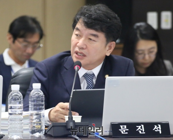 ▲ 더불어민주당 문진석 의원이 김영환 지사에게 오송참사와 관련해 질의를 하고 있다.ⓒ이길표 기자