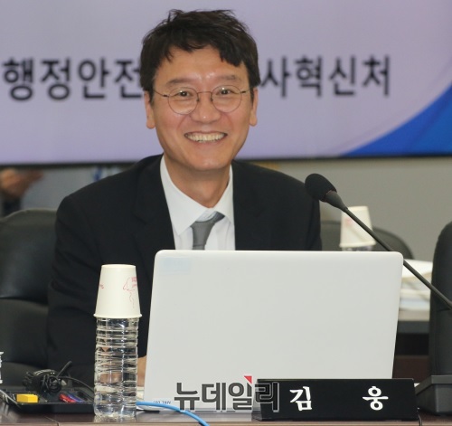 ▲ 국민의힘 김웅 의원이 10일 세종종합청사에서 진행된 행정안전부 국정감사에서 질의를 하고 있다.ⓒ이길표 기자
