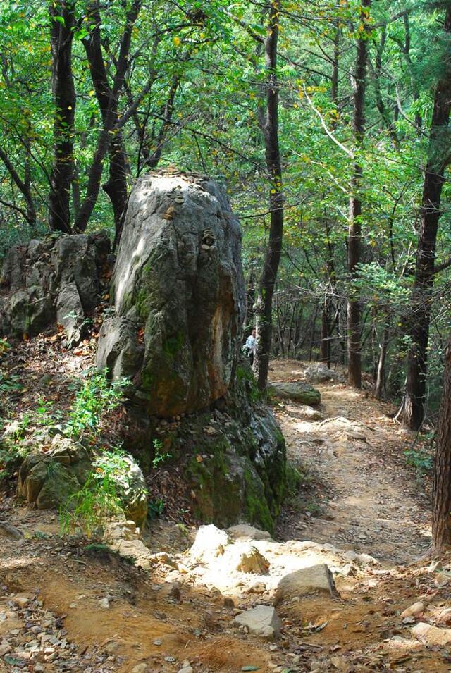 ▲ 삼일공원으로 하행하는 바윗길.ⓒ진경수 山 애호가