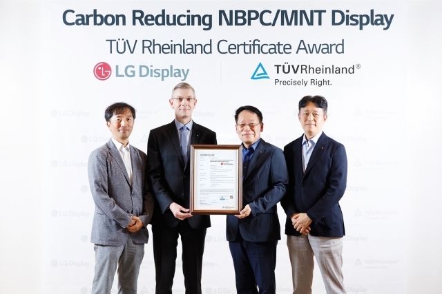 ▲ 마곡 LG사이언스파크에서 열린 '제품 탄소발자국 저감' 인증 수여식 (왼쪽부터 LG디스플레이 기반기술연구소장 박권식 상무, 티유브이 라인란드 코리아 프랭크 주트너 대표, LG디스플레이 중형 개발 그룹장 박정기 전무, 중형 제품개발3담당 윤원균 상무). ⓒLG디스플레이