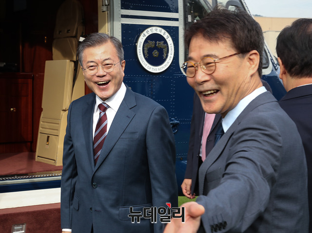 ▲ 2018년 9월 18일 오전 당시 문재인 대통령이 청와대에서 남북정상회담이 열리는 평양으로 향하기 위해 청와대 헬기장에 도착해 장하성 정책실장과 인사를 나누며 웃고 있다. ⓒ사진=평양사진공동취재단