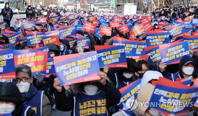 ▲ 지난해 11월 30일 서울시청 서편에서 열린 서울교통공사노조 총파업 출정식에서 조합원들이 구호를 외치고 있다. ⓒ연합뉴스