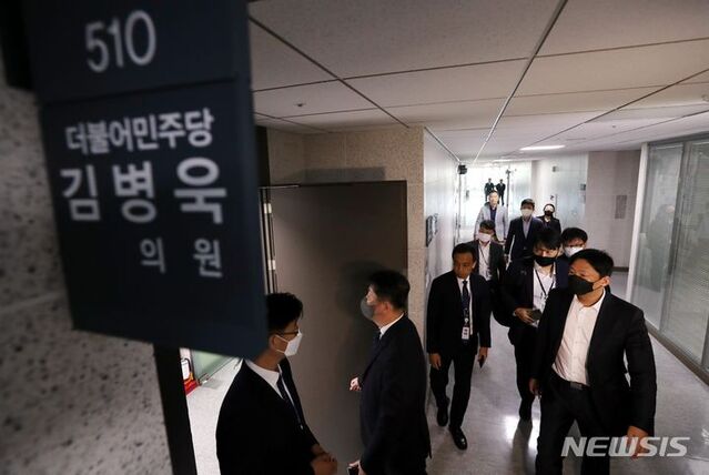 ▲ 검찰이 11일 오전 서울 여의도 국회 의원회관 내 김병욱 더불어민주당 의원실에 압수수색을 하기위해 들어서고 있다. 검찰은 '대선여론조작 의혹`과 관련해 김병욱 의원 보좌관·보도매체 압수수색을 진행하고 있다. ⓒ뉴시스