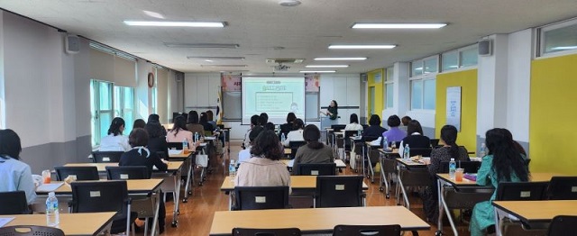 ▲ 포항교육지원청기초학력거점지원센터는 지난 10일 센터 연수실에서 포항, 영덕, 청송 지역 학습코칭단 50명을 대상으로 10월 사례회의를 진행했다.ⓒ포항교육지원청