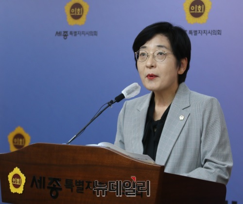 ▲ 이순열 세종시의회 의장이 11일 오후 세종시의회 대회의실에서 의정 브리핑을 하고 있다.ⓒ이길표 기자