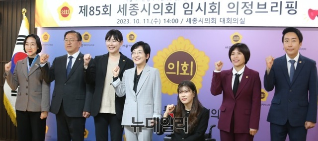 ▲ 이순열 의장과 상임위원장 등이 임시회 운영에 대해 제안설명을 하고 있다.ⓒ이길표 기자