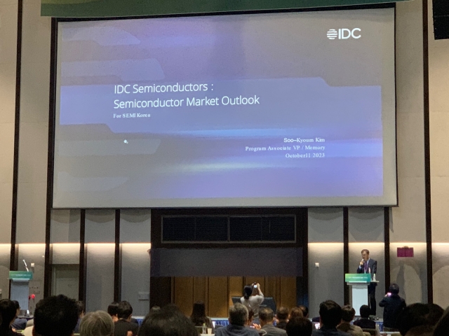 ▲ 11일 수원컨벤션센터에서 개최된 'SEMI 회원사의 날 2023'에 참석해 발표하는 김수겸 IDC 부사장. ⓒ이성진 기자