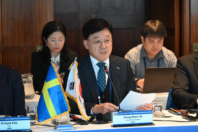 ▲ 한국무역협회가 11일(현지시간) 스웨덴 스톡홀름에서 개최한'한-스웨덴 미래 모빌리티 비즈니스 라운드 테이블'에서 정만기 한국무역협회 부회장이 개회사를 하고 있다.ⓒ한국무역협회
