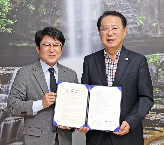 ▲ 송인헌 괴산군수와 이용 대화산업개발㈜ 대표가 11일 괴산군수실에서 골프장 건설을 위한 협약을 하고 있다.ⓒ괴산군