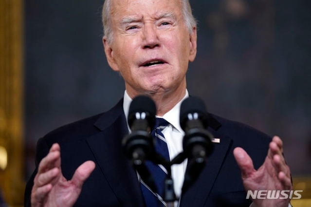 ▲ 팔레스타인 무장 정파 하마스의 이스라엘 기습 이후 미국인 사망자가 최소 22명로 늘었다고 11일(현지시간) 미국 국무부가 밝혔다. 사진은 바이든 대통령이 지난 10일 백악관 스테이트 다이닝룸에서 이스라엘과 팔레스타인 무장 단체 하마스의 충돌과 관련해 연설하는 모습. ⓒAP/뉴시스