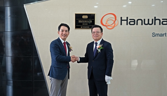 ▲ 박민식 국가보훈부 장관(사진 왼쪽)이 어성철 한화시스템 대표이사(오른쪽)에 '제대군인 고용 우수기업' 인증패와 현판을 수여하는 모습ⓒ한화시스템