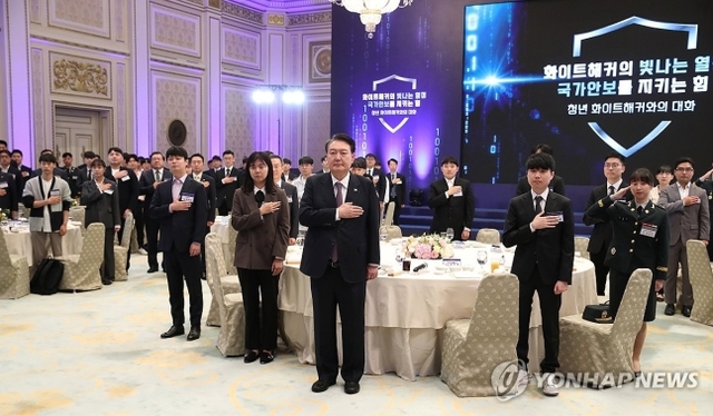 ▲ 윤석열 대통령이 12일 청와대 영빈관에서 열린 청년 화이트해커와의 대화에서 국기에 경례하고 있다. 2023.10.12 [대통령실통신사진기자단] ⓒ연합뉴스