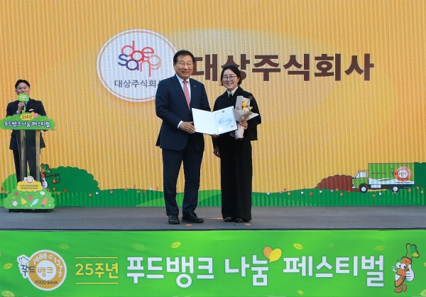 ▲ 12일 청계광장에서 열린 '푸드뱅크 나눔 페스티벌'에서 대상㈜ 김경숙 ESG경영실장(오른쪽)과 김성이 한국사회복지협의회 회장 (왼쪽)이 기념사진을 촬영하고 있다. ⓒ대상