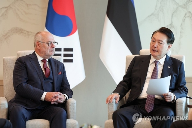 ▲ 윤석열 대통령과 알라 카리스 에스토니아 대통령이 12일 서울 용산 대통령실 청사에서 한·에스토니아 정상회담을 하고 있다. (대통령실 제공) ⓒ연합뉴스