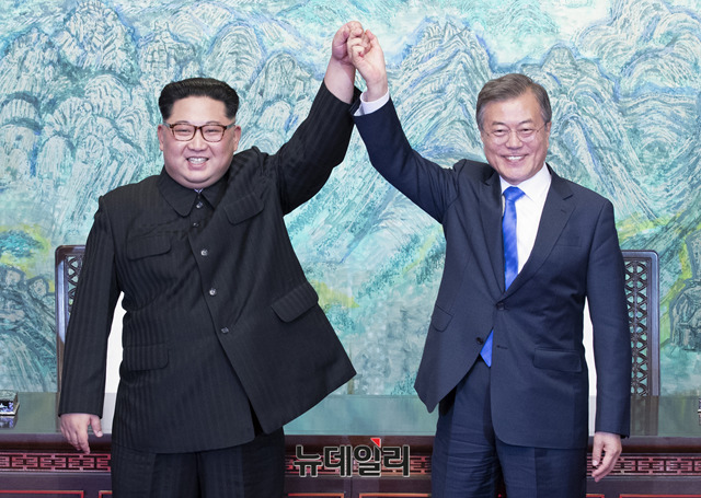 ▲ 문재인 전 대통령과 북한 김정은이 함께 손을 들어올리고 있는 모습. ⓒ뉴데일리 DB