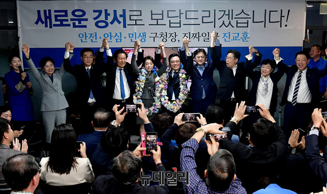 ▲ 재보궐 선거에서 강서구청장 당선이 확실해진 진교훈 더불어민주당 후보와 지도부가 11일 오후 서울 강서구 선거사무실에서 손을들어 인사하고 있다. ⓒ이종현 기자