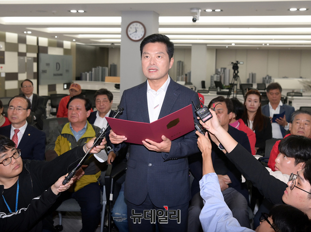 ▲ 강서구청장 보궐선거 김태우 국민의힘 후보가 지난 11일 서울 강서구 소재 선거캠프에서 패배 인정 입장을 말하고 있다. ⓒ정상윤 기자