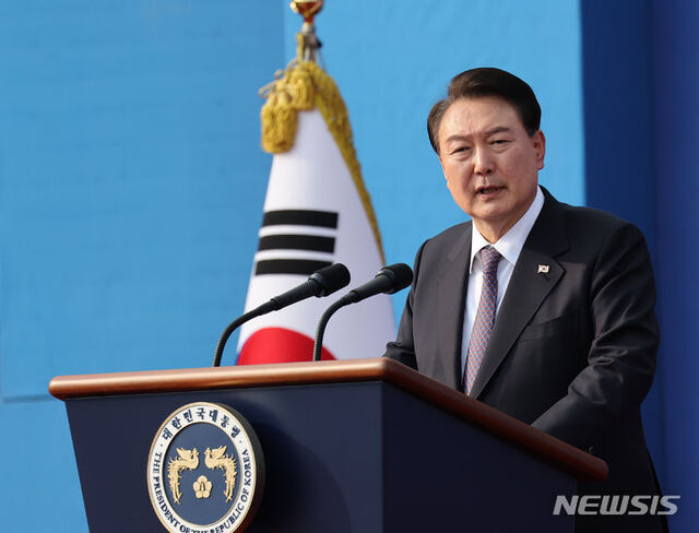 ▲ 윤석열 대통령이 12일 오후 서울 용산 전쟁기념관 평화의 광장에서 열린 제73주년 장진호 전투 기념행사에서 기념사하고 있다.ⓒ뉴시스(사진=대통령실통신사진기자단)