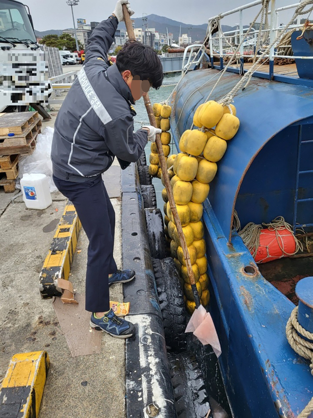 ▲ 전남 완도에서 해경 직원이 바다 유출 기름 방제작업을 하고 있다. ⓒ해양경찰청 제공