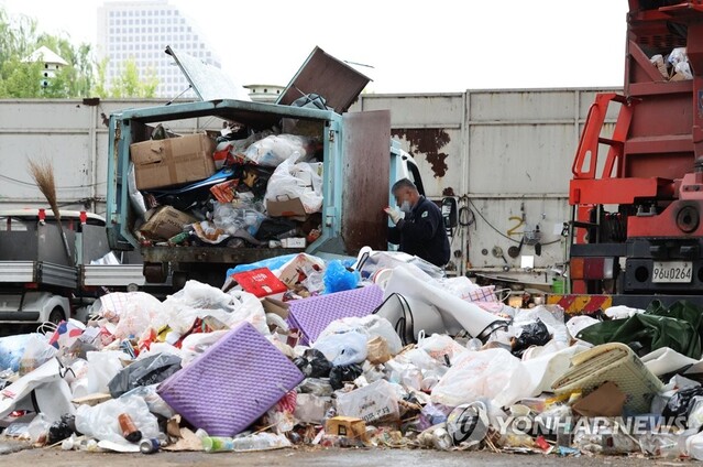 ▲ 서울세계불꽃축제 다음날인 지난 9일 오전 서울 원효대교 아래 쓰레기 집하장에 전날 관람객들이 버리고 간 쓰레기들이 모여 있다. ⓒ연합뉴스