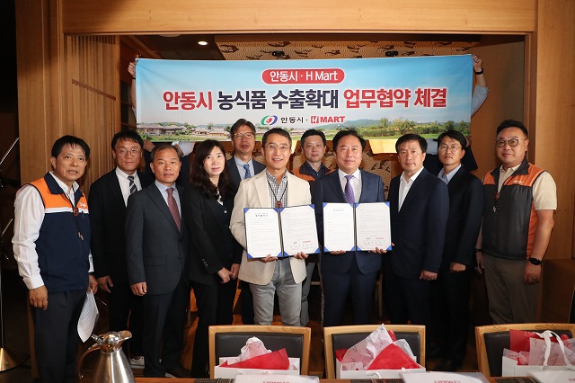 ▲ 안동시가 11일(현지시간) 미국 최대 한국 농식품 및 아시안 식품 유통업체인 H마트 LA부에나파크점을 찾아 안동 농식품의 미국시장 수출확대를 위한 업무협약(MOU)을 체결했다.ⓒ안동시