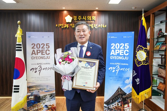 ▲ 이철우 의장은 지난 10일 여의도 이룸센트에서 열린 ‘제6회 대한민국을 빛낸 13인 대상’ 시상식에서 지역발전부문 경제산업공헌대상을 수상했다.ⓒ경주시의회