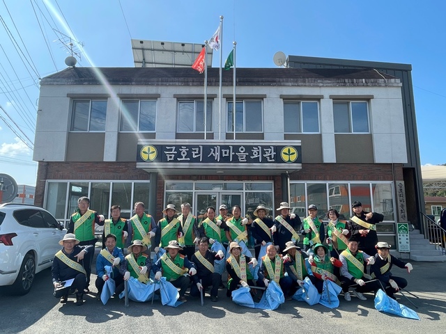 ▲ 칠곡군 지천면(면장 추경호) 이장협의회는 지난 11일 이장회의를 금호리 마을회관에서 현장 이장회의로 개최하고 금호로 일대에서 3go!우리 마을 가꾸기 운동 캠페인을 실시했다.ⓒ칠곡군