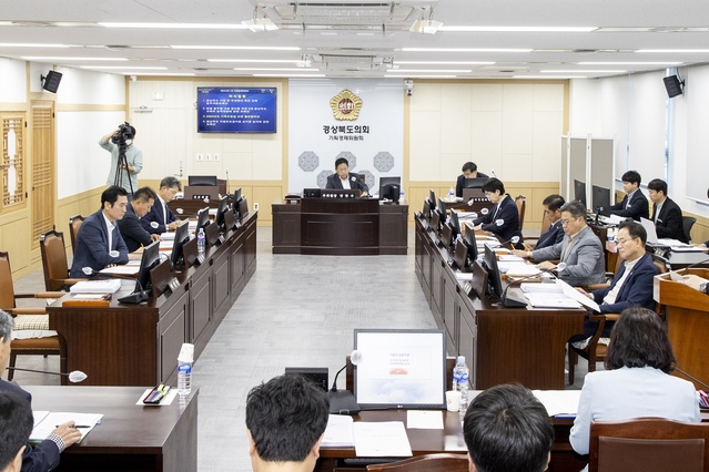 ▲ 경상북도의회 기획경제위원회는 제342회 임시회 기간인 10월 11일 위원회를 개최해 조례안 7건, 출연기관 동의안 3건 및 2023년도 행정사무감사 계획 등을 심의·의결했다.ⓒ경북도의회