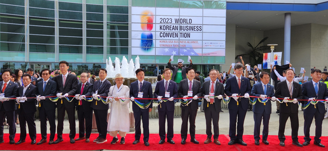 ▲ 이철우 경북도지사는 현지시간 11일에서 14일까지 4일간 오렌지 카운티 애너하임 컨벤션센터에서 열리는 ‘2023 세계한인비즈니스대회’에 참석해 개막을 축하하고 경북도 홍보관을 방문해 참가기업을 격려했다.ⓒ경북도