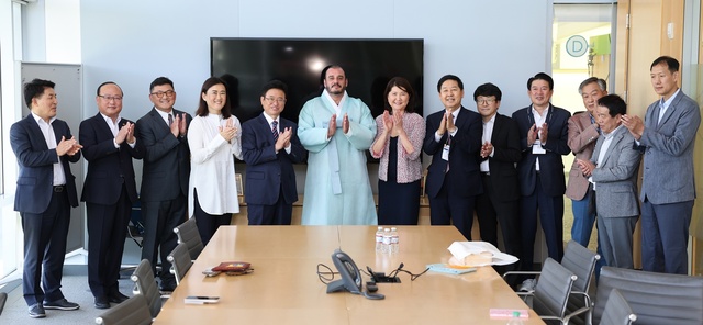 ▲ 미국을 방문 중인 이철우 경북도지사는 현지시간 11일 캘리포니아주 뉴포트비치(Newport Beach) 시청에서 노아 블롬(Noah Blom) 뉴포트비치 시장, 영화제 교류·협력을 전담할 데이비드 최(David H. Choi, Ye Media Group) 뉴포트비치 영화제 파트너와 만나 국제 메타버스 영화제 추진 협력 등 양 지자체 간 상호협력 사항에 대해 논의했다.ⓒ경북도