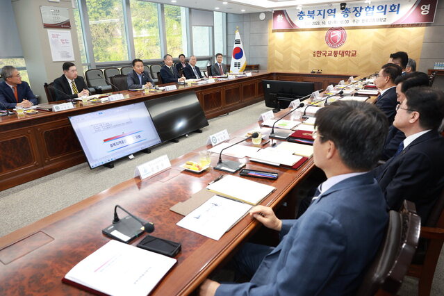 ▲ 김영환 충북지사는 12일 한국교통대학교 충주캠퍼스에서 도내 대학 총장들과 간담회를 갖고 지자체 주도의 지역대학 재정지원사업(RISE) 추진을 앞두고 상생발전방안을 논의했다. 김 지사는 대학 총장들에게 외국인 유학생 1만 명을 유치하겠다고 약속했다.ⓒ충북도