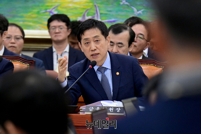 ▲ 김주현 금융위원장이 11일 국회에서 열린 금융위원회 국정감사에서 의원원들의 질문에 답하고 있다ⓒ이종현 사진기자