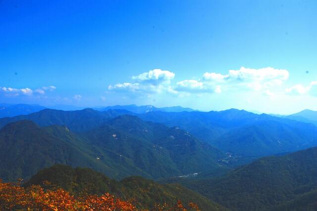 ▲ 군자산 고스락에서 바라본 명산들.ⓒ진경수 山 애호가