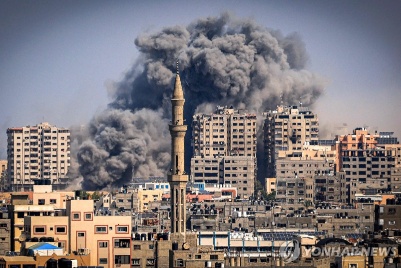 ▲ 이스라엘의 폭격으로 가자지구 중심 도시에서 연기가 치솟고 있다. ⓒ연합뉴스