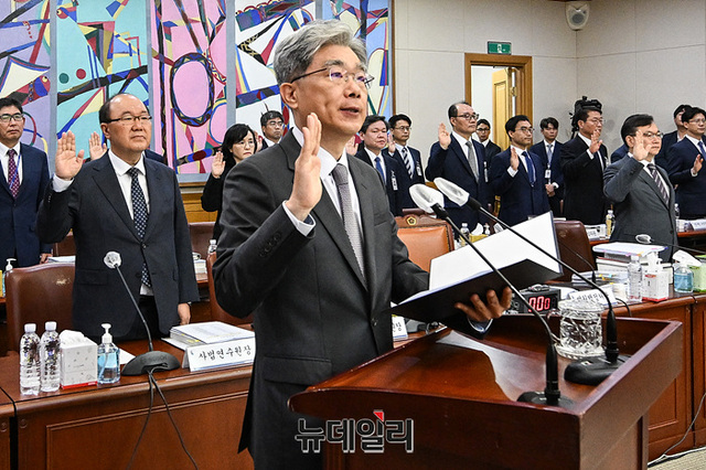 ▲ 지난 10일 오전 서울 서초구 대법원에서 열린 국회 법제사법위원회 대법원 및 법원행정처 등 산하기관에 대한 국정감사에서 김상환 법원행정처장을 비롯한 참석자들이 선서하고 있다. ⓒ뉴데일리DB