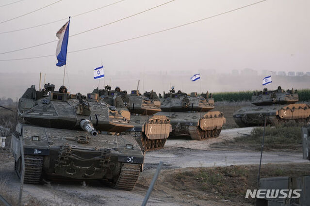 ▲ 12일(현지시각) 이스라엘군 전차들이 이스라엘 남부에서 가자지구로 이동하고 있다. 이스라엘군이 가자지구 인근에 전차와 군 장비를 집결해 지상군 투입이 임박했음을 암시하고 있다. 2023.10.13. ⓒ뉴시스