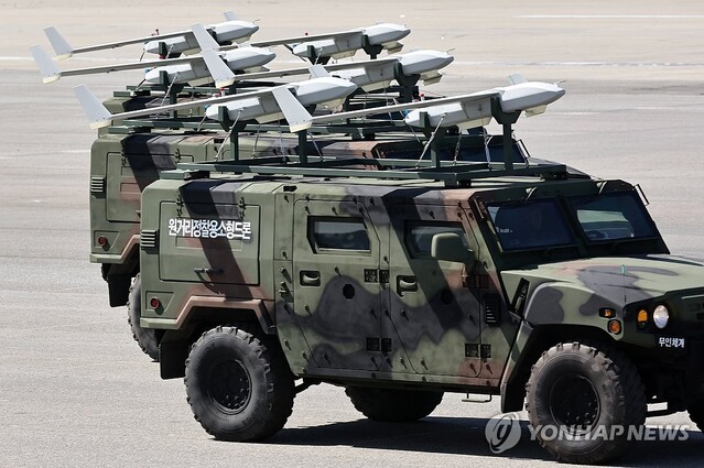 ▲ 지난달 22일 성남 서울공항에서 진행된 건군 75주년 국군의 날 리허설에서 원거리정찰용소형드론이 분열을 하고 있는 모습. ⓒ연합뉴스