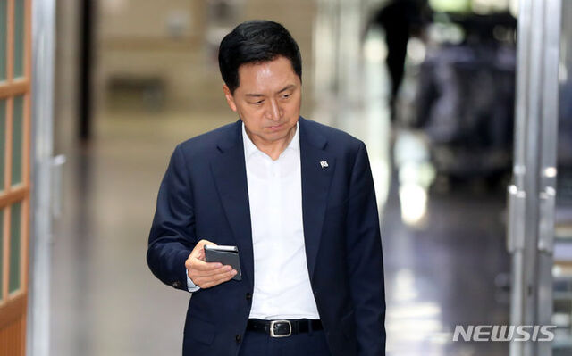 ▲ 김기현 국민의힘 당 대표가 13일 오전 서울 여의도 국회 당대표실로 출근하고 있다. ⓒ뉴시스